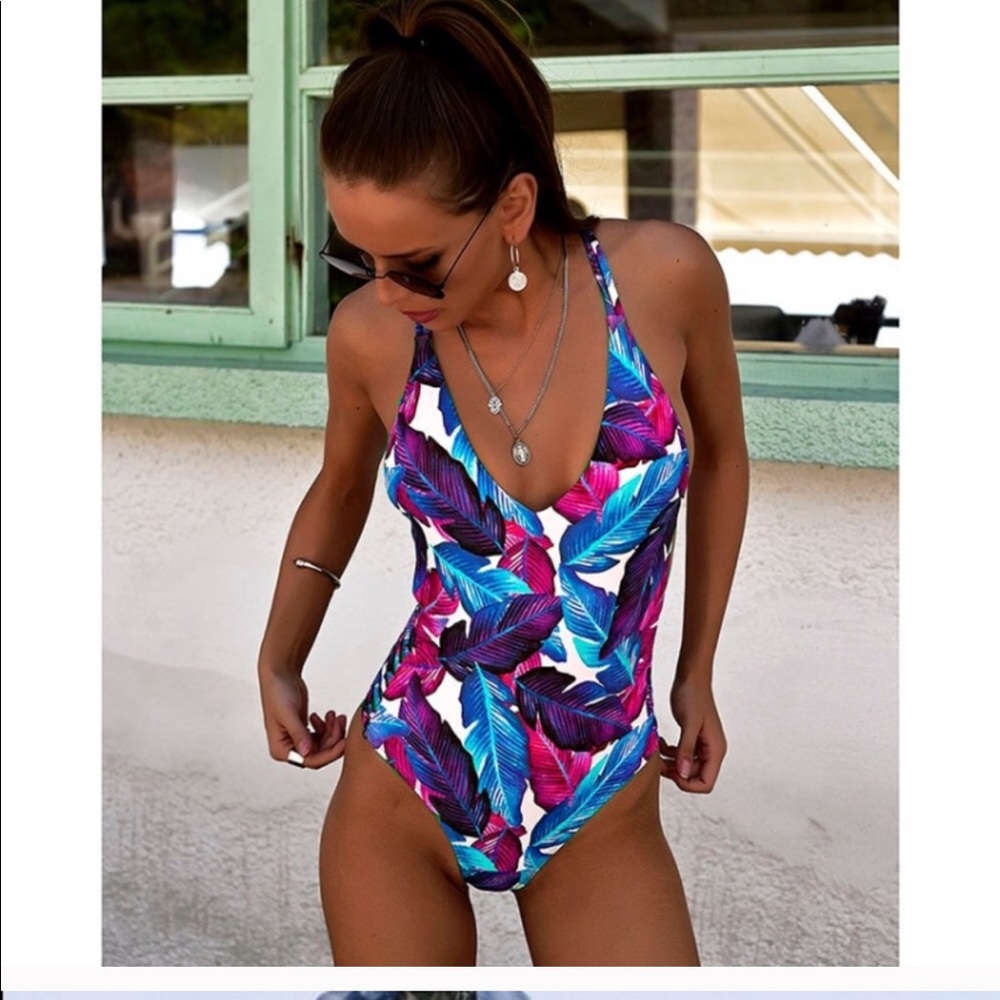 New Plunging v neck strappy swimsuit - Picture 3 of 7